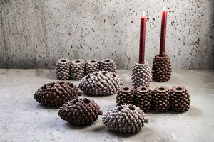 Pigna candle holder S in pine cone shape, dark brown 2