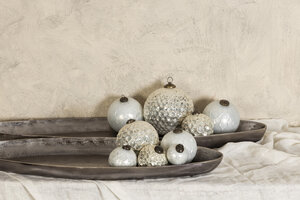 Yaren Gunmetal aluminium oval tray with rim small 2